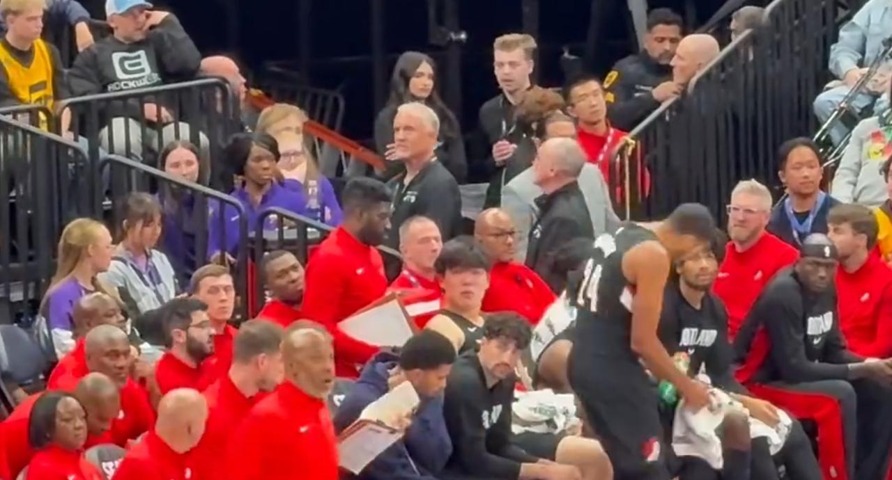 太憋屈了，NBA的裁判也太欺负人了，都把杨瀚森干哭了。。。

NBA裁判喜欢“欺