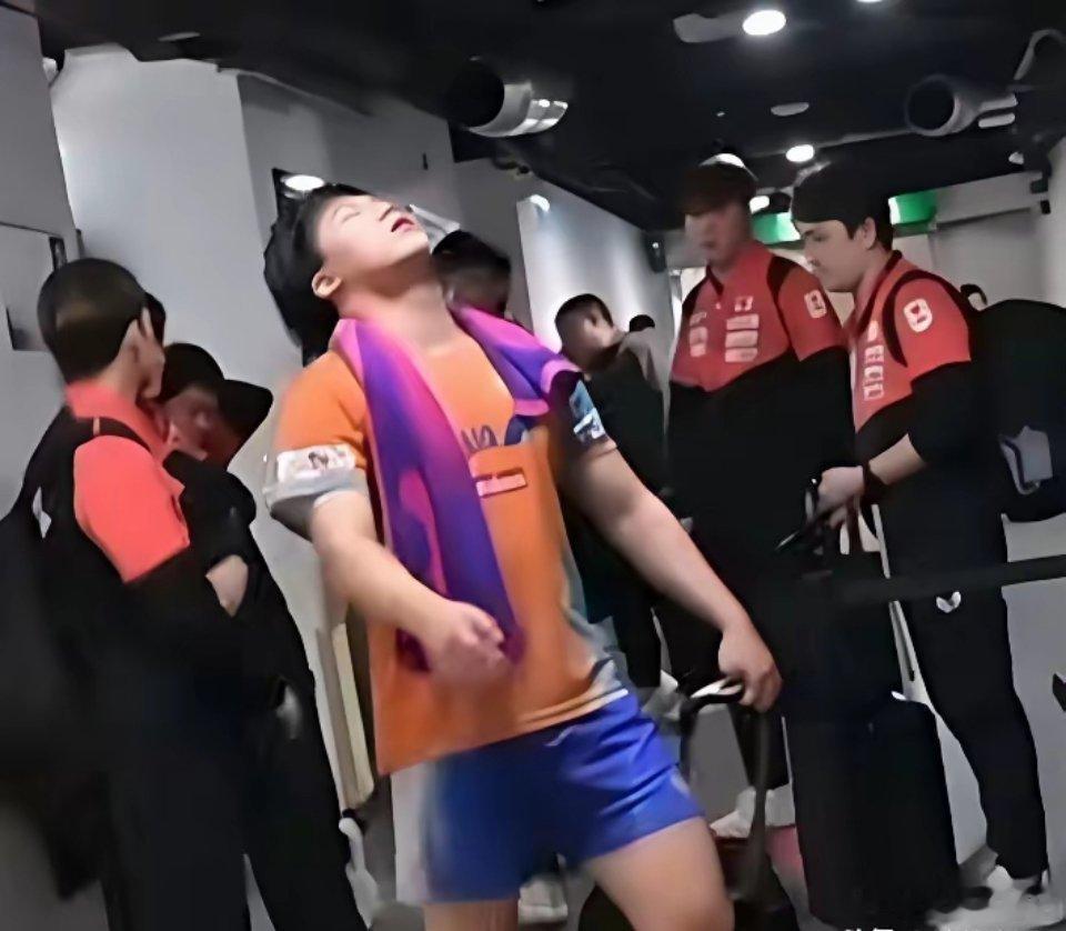 心疼大头半天了，看到这个视频一下子就被逗笑了！松岛辉空输了比赛哭着从场馆出来了，