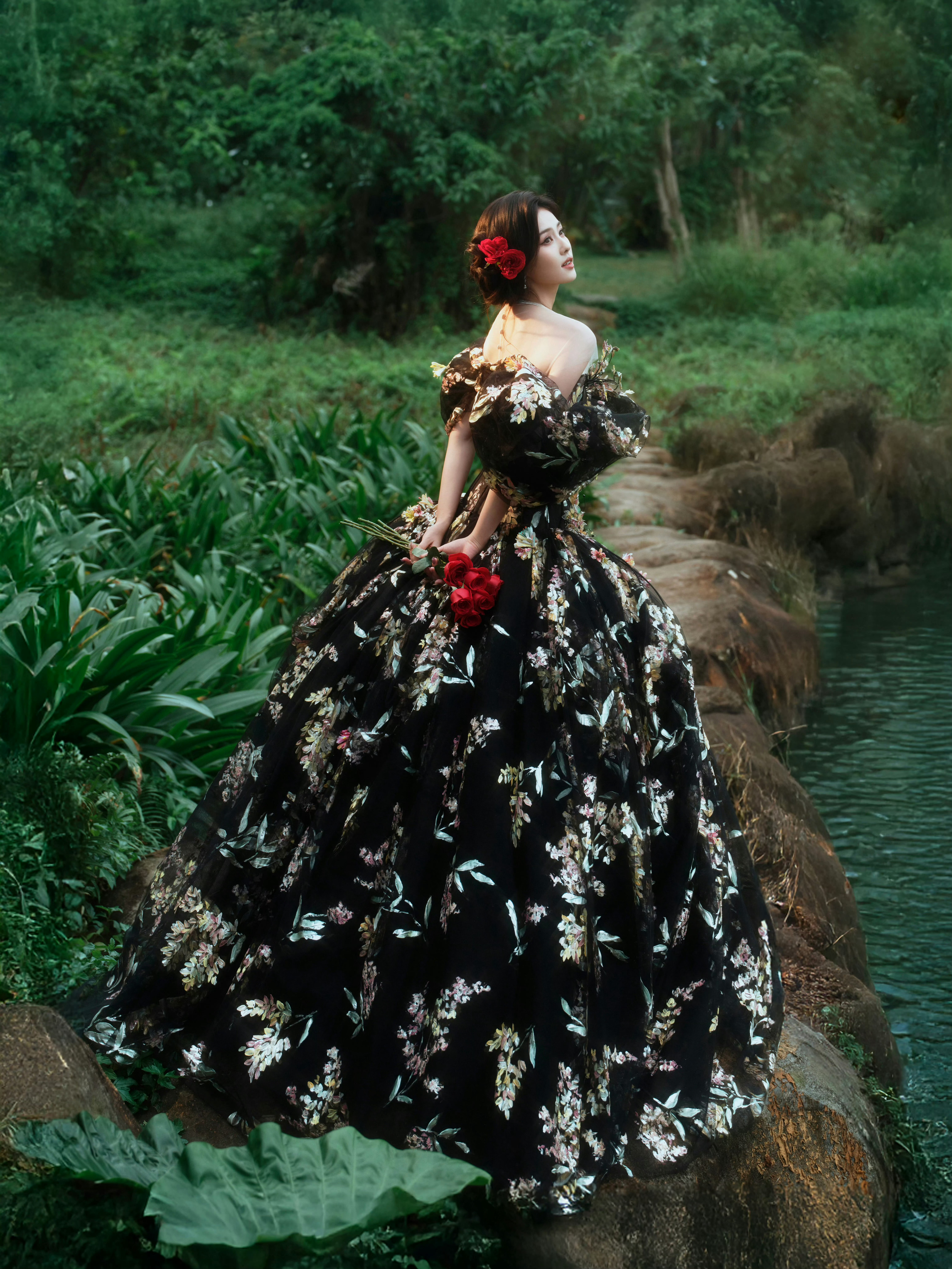 白鹿  x 腾讯视频星光大赏 第二套造型，身穿Guo Pei 2026定制系列及