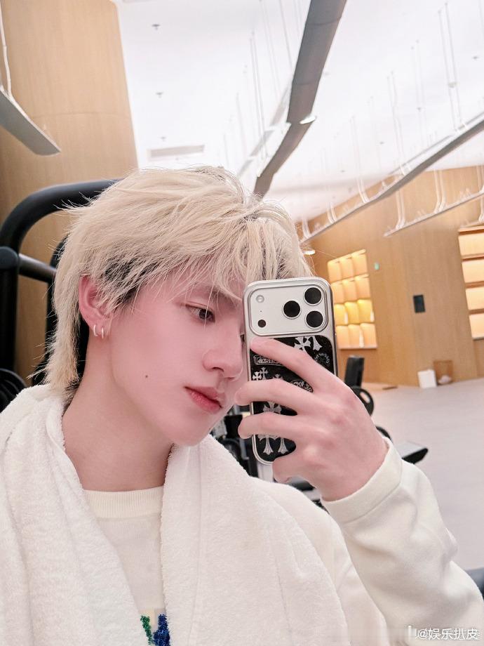 朱志鑫凌晨健身朱志鑫太自律啦，凌晨都还在健身，你是知道我们想看什么的，期待今天的