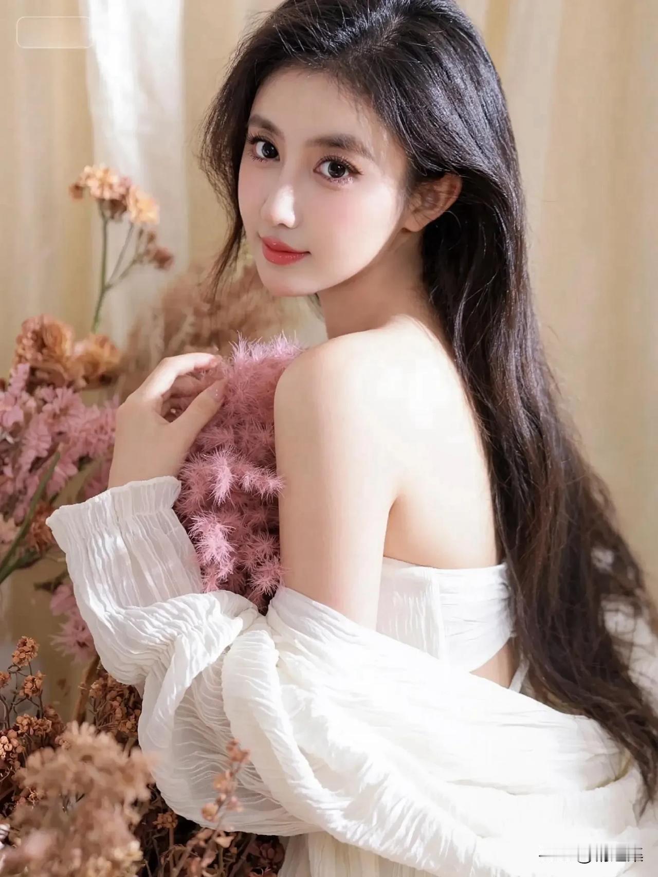 花影摇曳间，美人笑语生。