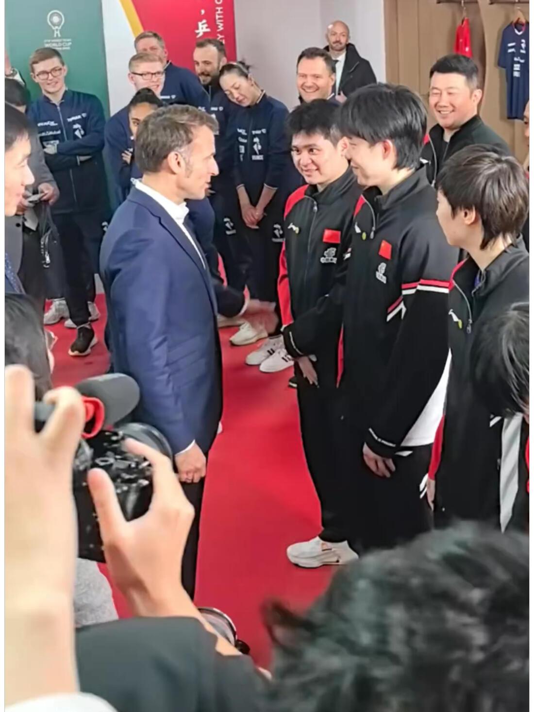 领军人物就是拿得出手的，王楚钦和林诗栋世一世二永远拿得出手！
王励勤站在旁边，也