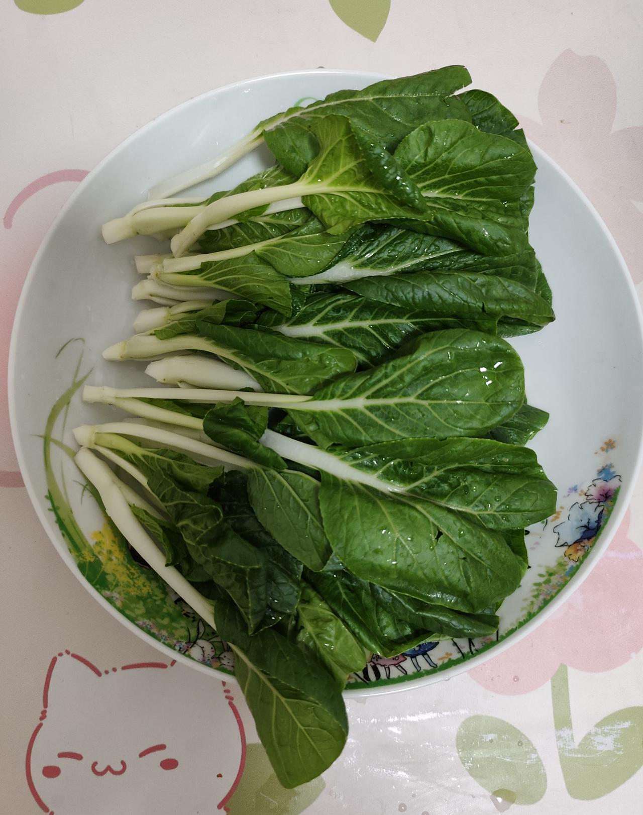 北方有大白菜，广州有小白菜，完全不一样的，广州的小白菜是因为菜梗是白色的，秋冬还