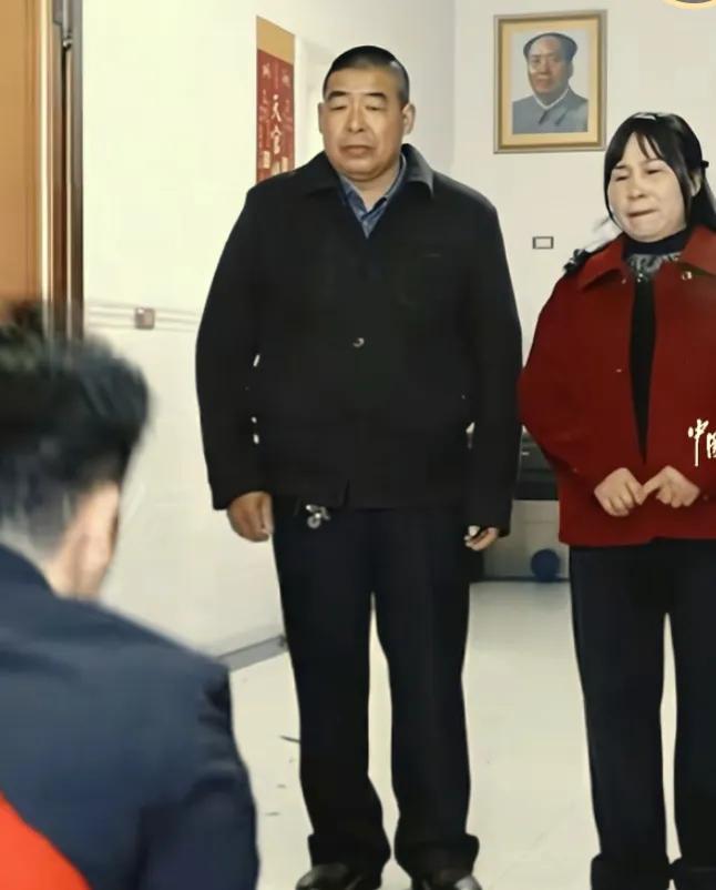 湖南怀化婚礼现场，新郎抱妻上车突跪拜岳父母看哭网友
 2026年1月22日湖南怀