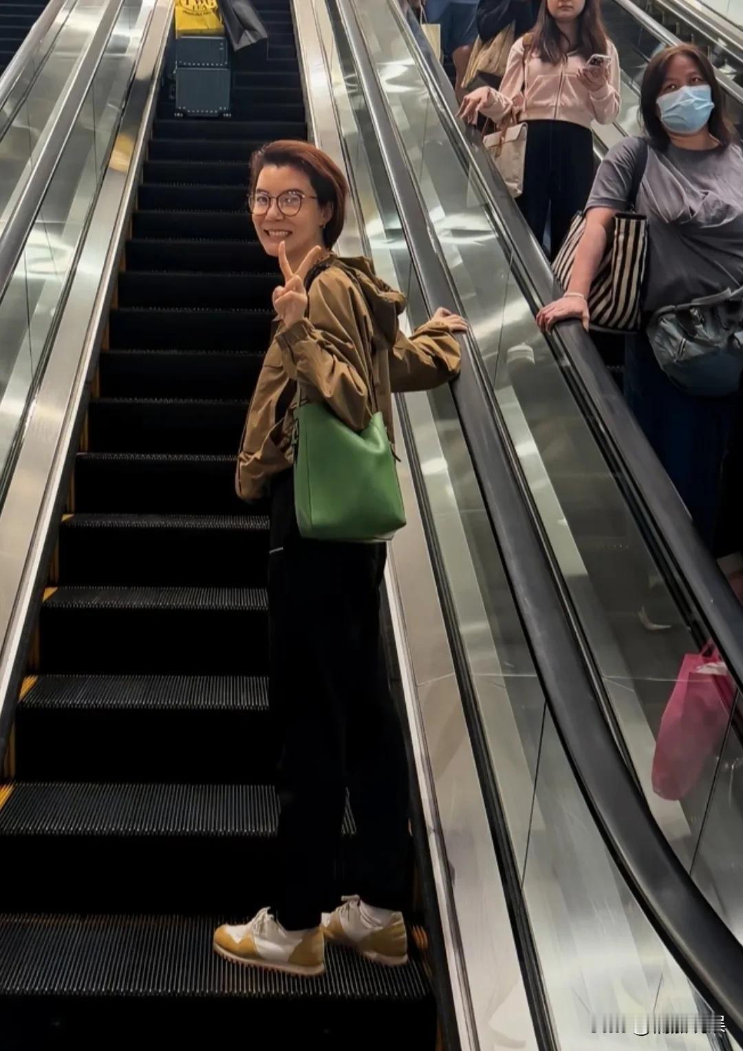 车晓五一假期期间，现身香港旅游，全素颜状态也扛得起镜头，本人看着比网友口中说的好