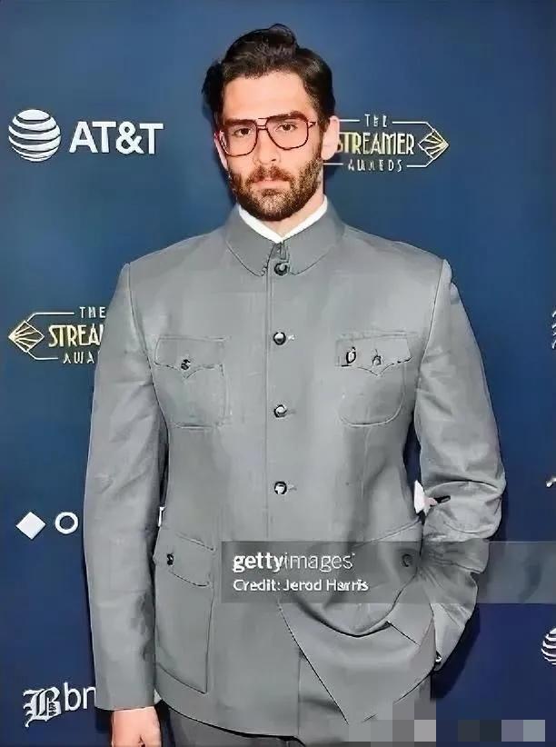 那一巴掌，
不是打在脸上，
是扇在整个“精神华人”群体的心窝上！

美国顶流网红