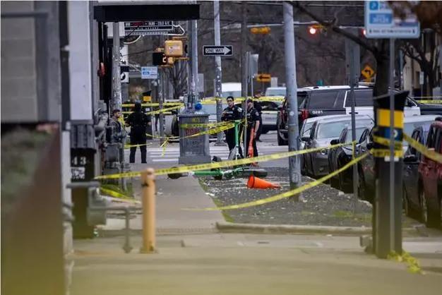 3月1日，一位美国籍塞内加尔裔，身着“真主财产的”连帽衫和印有伊朗国旗图案的T恤