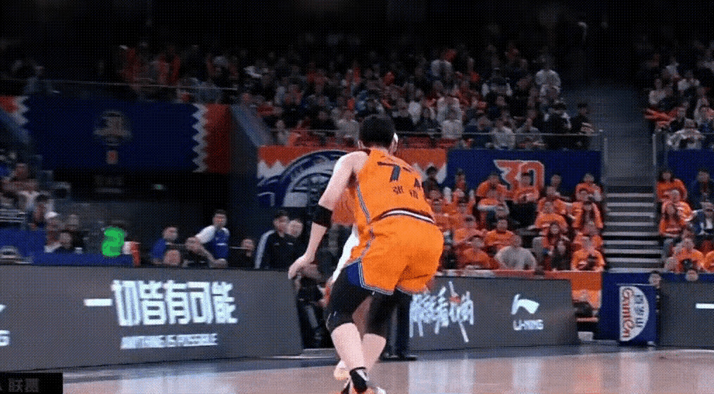 广东队的麦考尔是不是有点太高估自己了？
在篮下想用弹跳硬吃怀特塞德，被封盖。
随