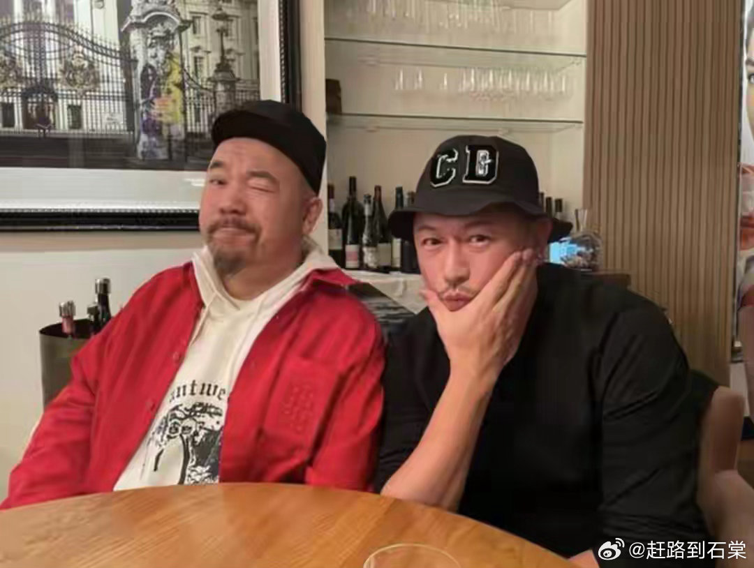 48岁陈键锋现身温哥华，满头金发身材圆润，与友人吃火锅一脸松弛 