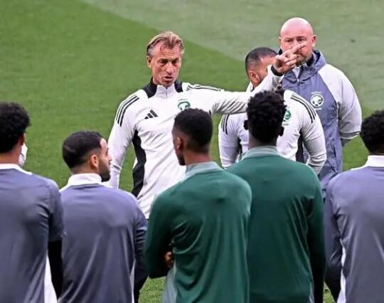 沙特队备战国足，凌晨3点吃开斋餐5点睡觉