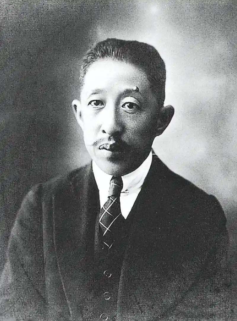 他去世后有20多万人送行，妻子儿子孙子三代都是副国级，古今罕见
 
这位身后有2