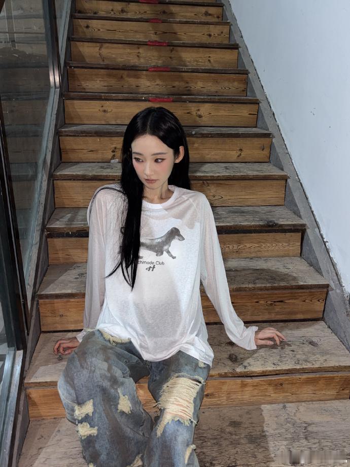 张艺凡慵懒风造型亮眼张艺凡随性造型超迷人 张艺凡身穿白T与牛仔裤，将慵懒随性展现