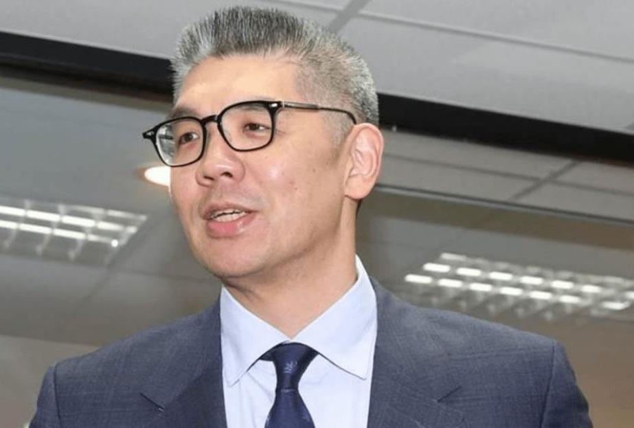 连胜文被惹毛了！！！



听到亲美友日六个字时
连胜文推椅子的声音很响


