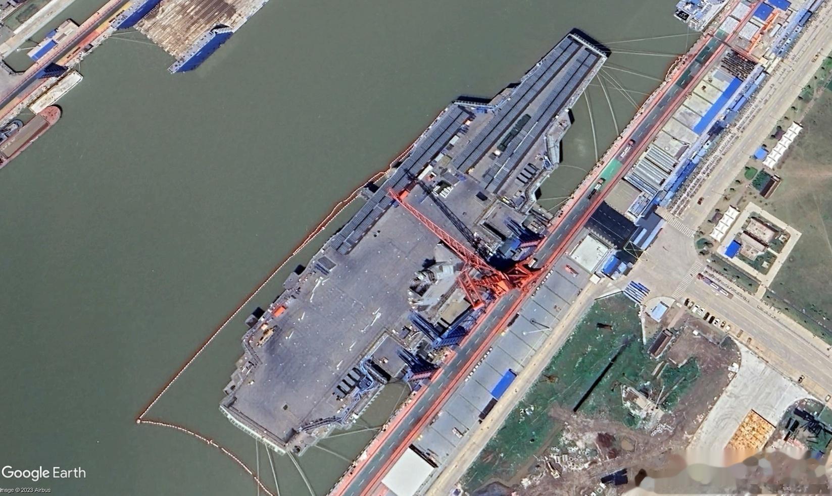 “谷歌地球”更新了5月28日的003航母“福建舰”的卫星图像，可以看到虽然此时“