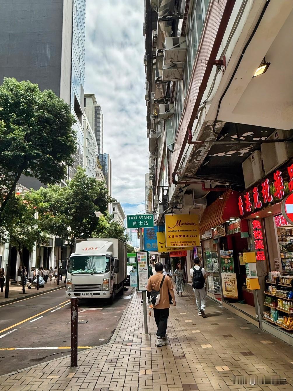 兄弟姐妹结了婚，父母老了，没事真的别常来往，走的越近，矛盾越多！

年轻时总以为