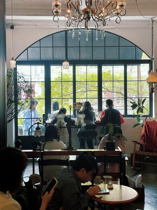 我也拍到了，这扇框着春天的窗🍃