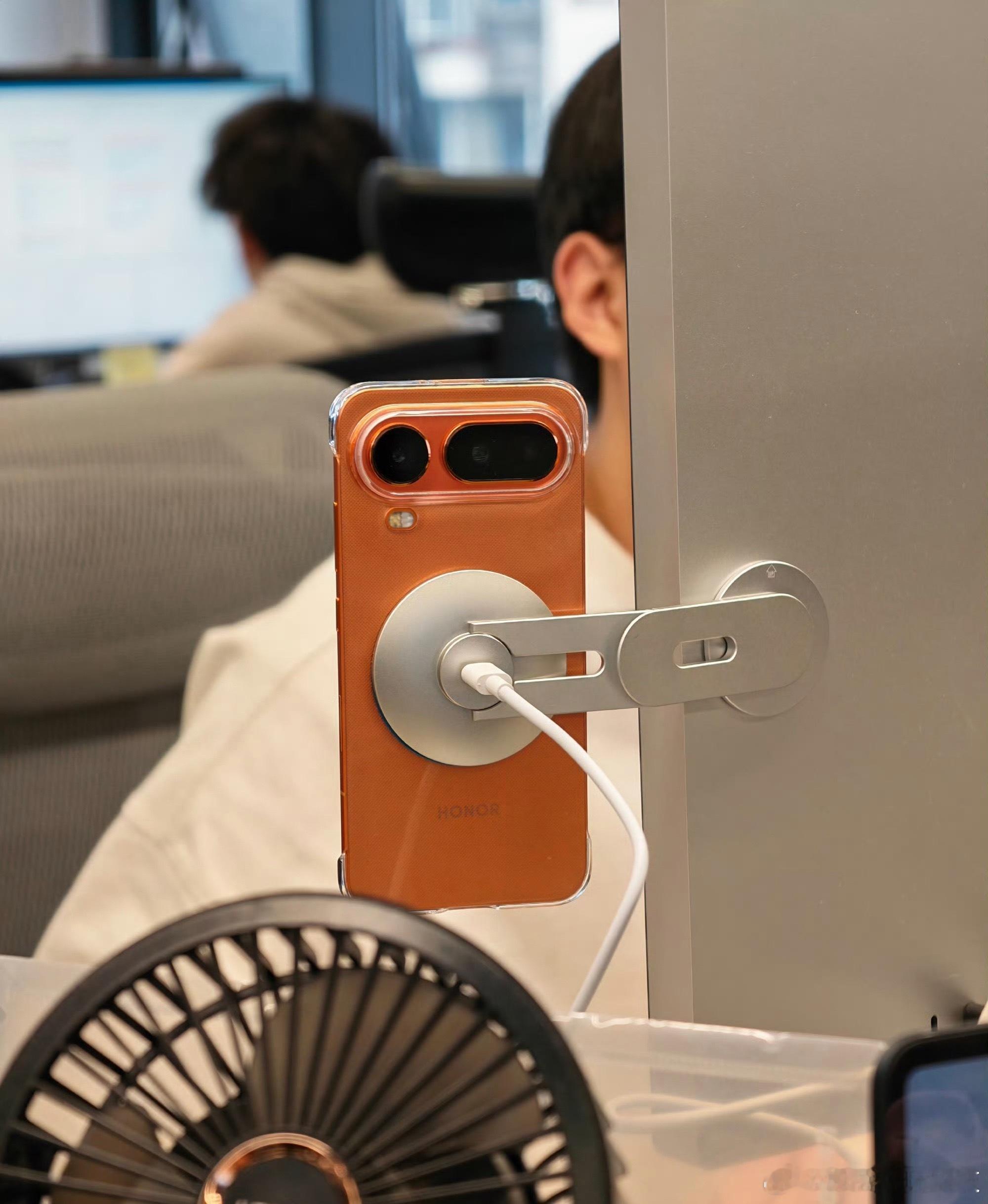 发现对面同事给显示器上架了台手机，好奇大家平时都怎么收纳手机的？
