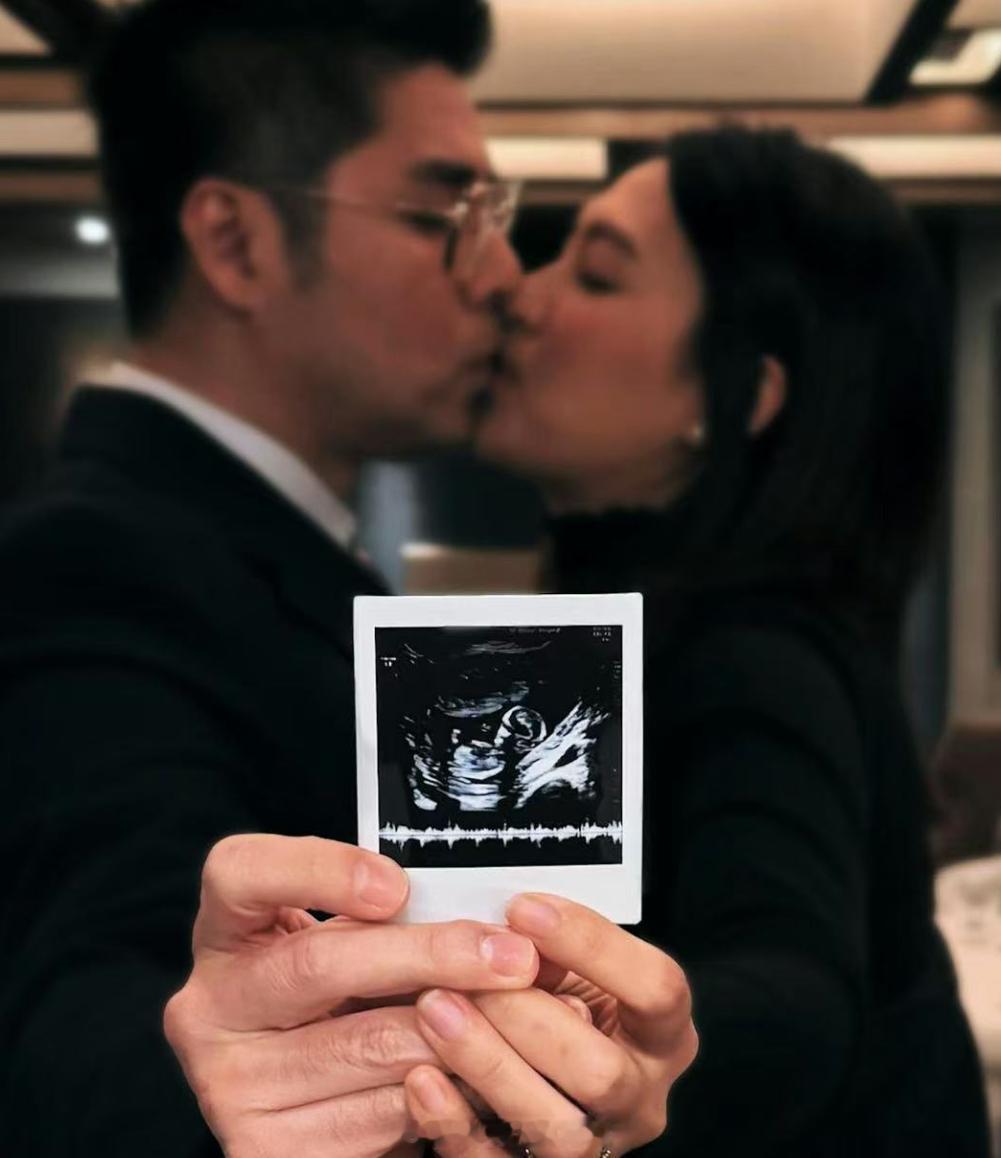 秦沛当爷爷了秦沛儿子当爸 26日，秦沛儿子姜文杰官宣当爸，照片中他与太太甜蜜接吻