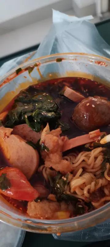 现在外卖撒漏的事儿还挺常见,顾客因麻辣烫外卖洒漏拒收 ，好心路人了解后主动买下，