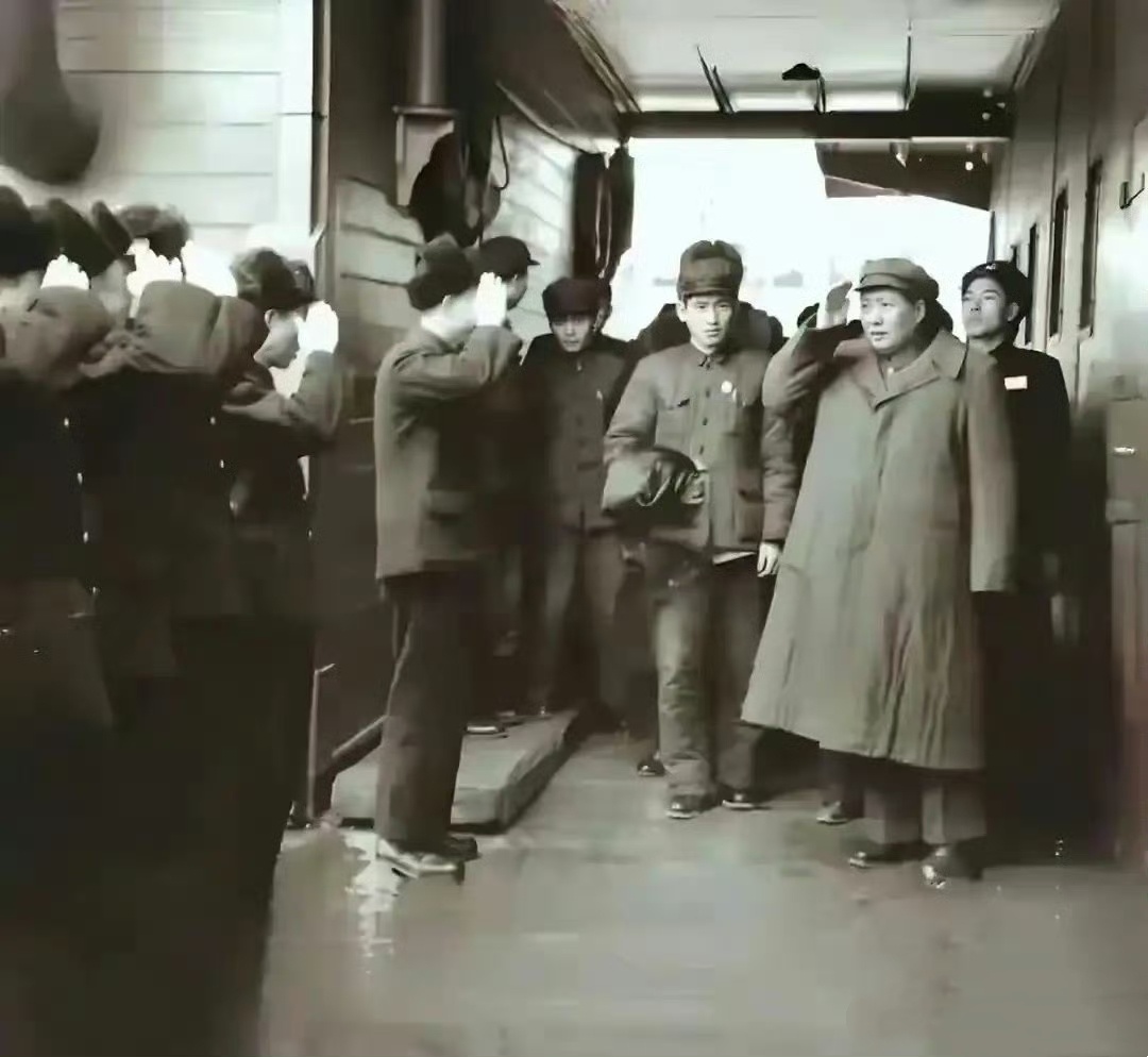 珍贵影像: 1953年2月19日，毛主席登上长江舰！