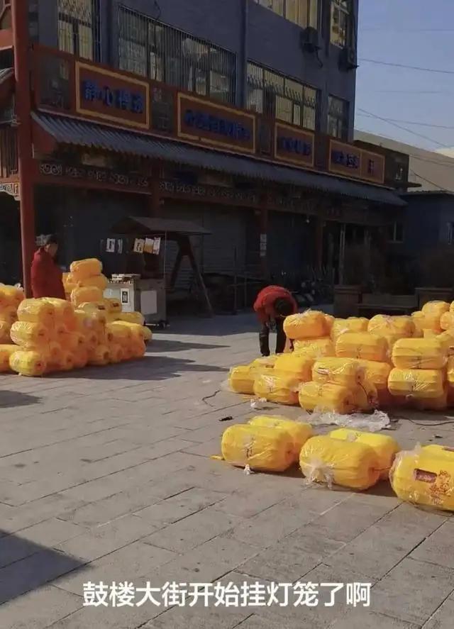 黄灯笼是场“文化围剿”

涿州满街的黄灯笼，压根儿不是什么审美翻车，更不是简单的