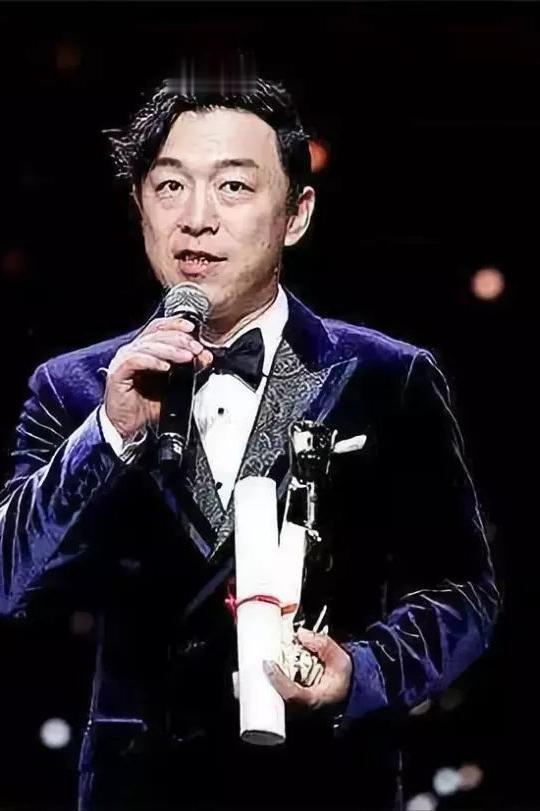 演员，黄渤，上台领奖说，这是真的吗，影帝哎，我不是质疑这个奖杯的真假，是质疑这件