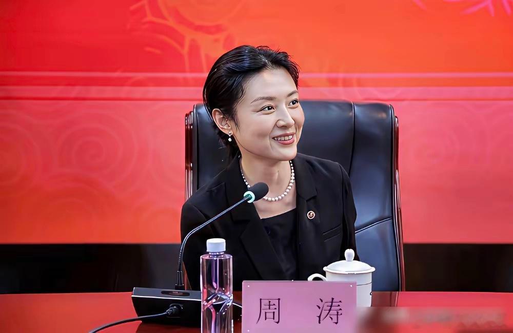 周涛从路人角度看，那皮肤白得发亮，气场十足！ 