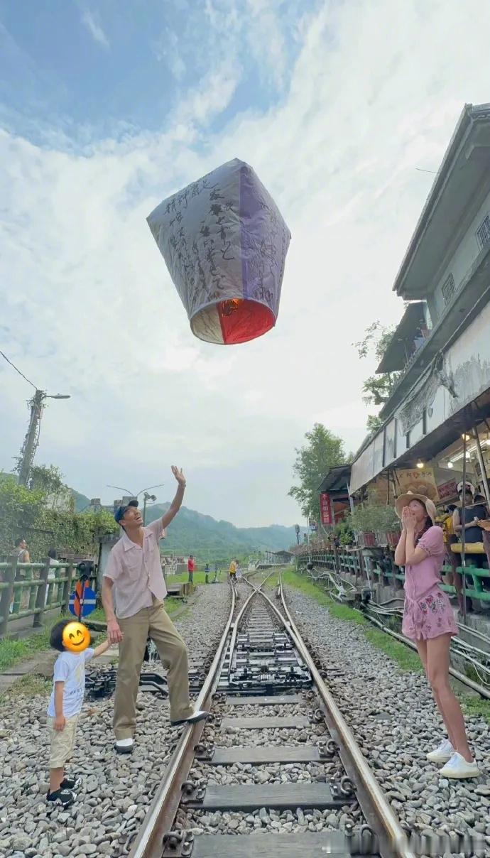 林志玲因2年前铁路放天灯被举报 据台媒，近日林志玲因2年前和老公带儿子在铁路旁放