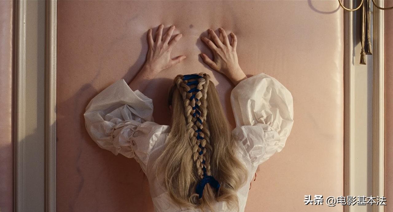 “变态、暴力、恶心、畸形，情节只靠色情推动，拉低了世界名著的审核和水准”，很多观