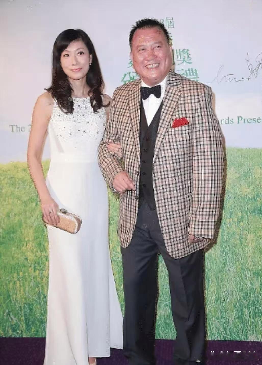 万梓良携娇妻现身，妻子身材窈窕气质不输女星，年龄差16岁像父女！ ​​​