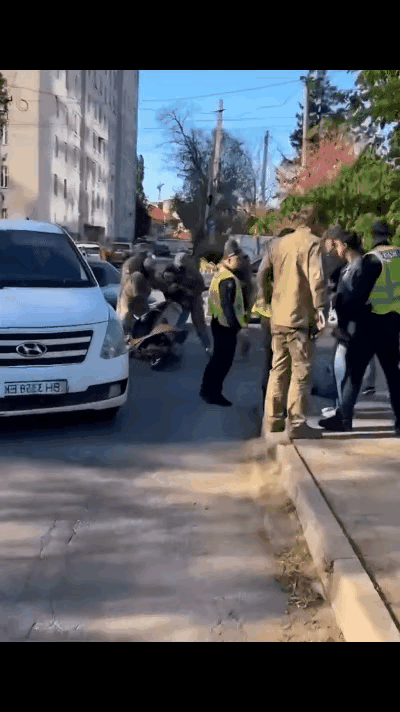 这是乌克兰城市街头的日常一幕，别人是干翻人抢摩托车，乌克兰征兵办是干翻摩托车抢人