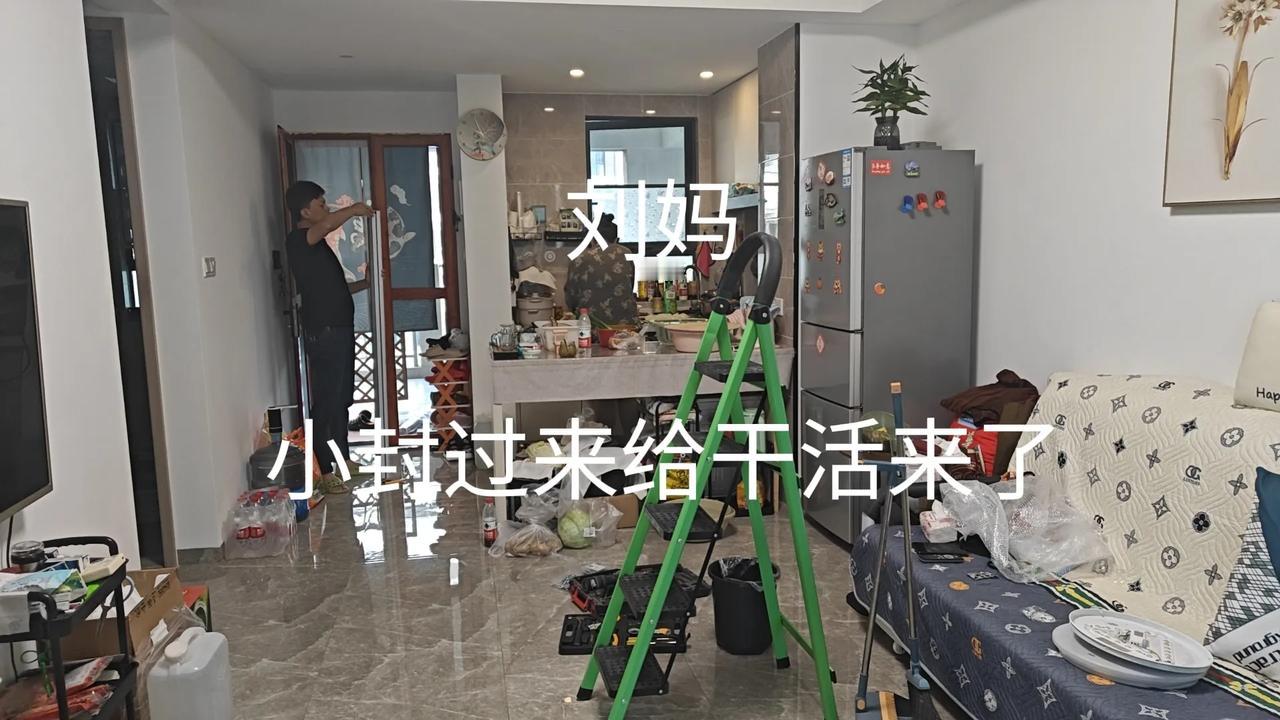 今天一早上，大侄子小峰就来家里了，这几年版纳刘妈的房子，大活小活都是小峰过来给干