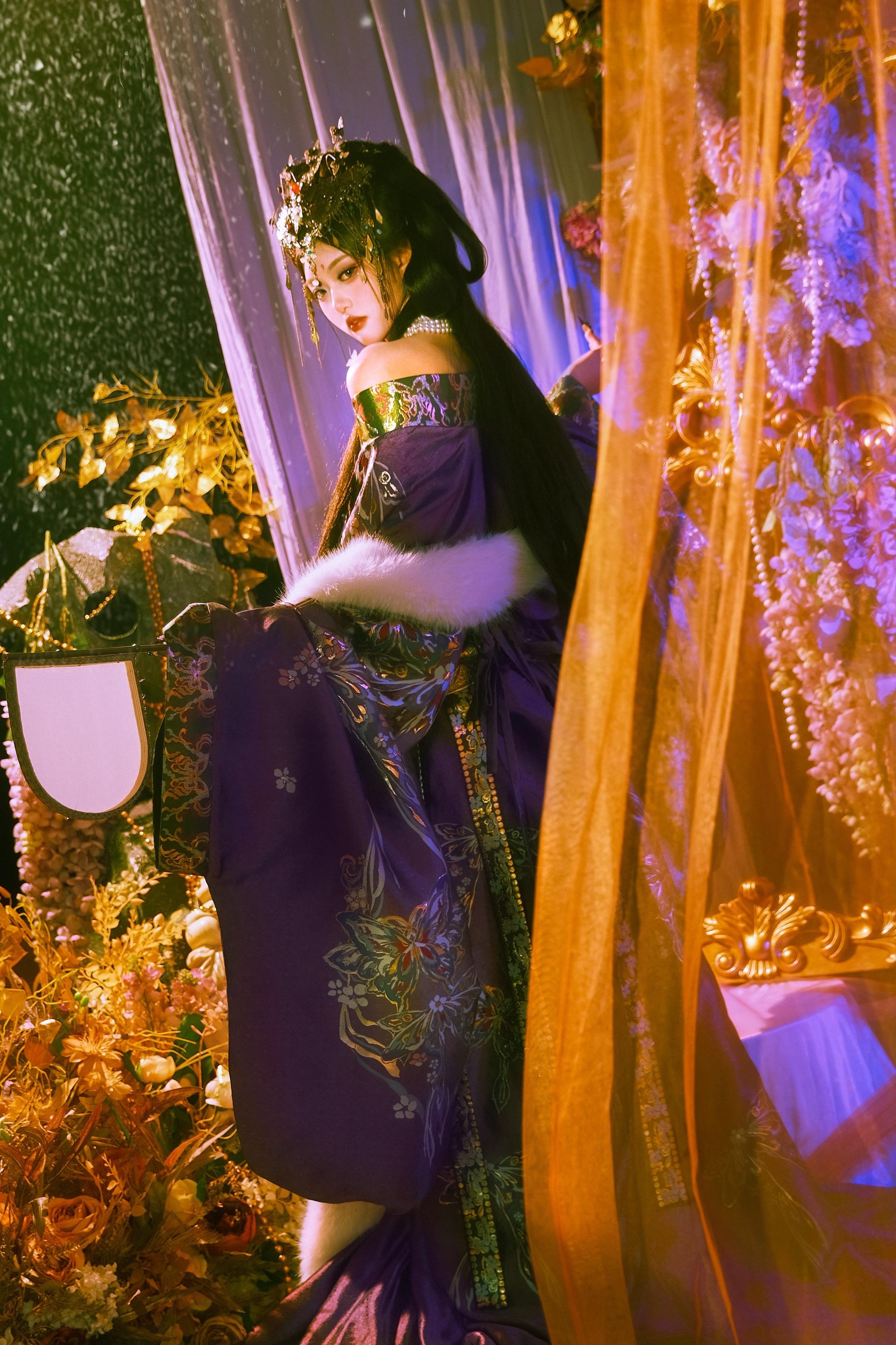 “水镜浮蝶影，紫裳渡云烟。”