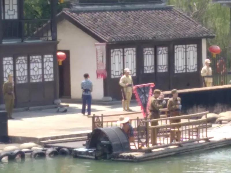 6月12日，安徽蚌埠，一大爷观看禾泉小镇实景演出时“入戏太深”，冲上台脚踹拳打扮