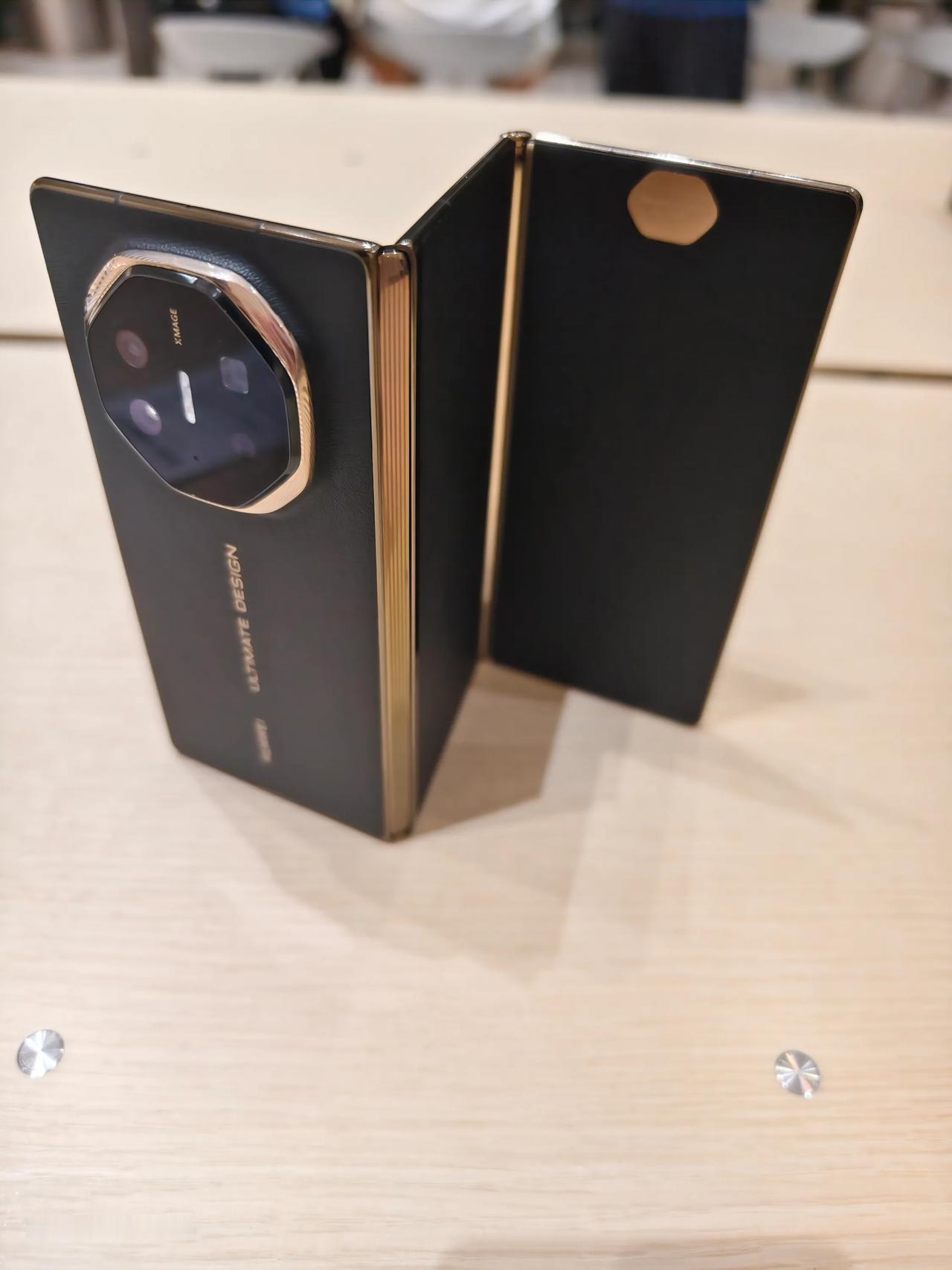 不需要几十万，好像华为三折叠现货溢价最高1万块钱了？再等一段时间，那岂不是原价随