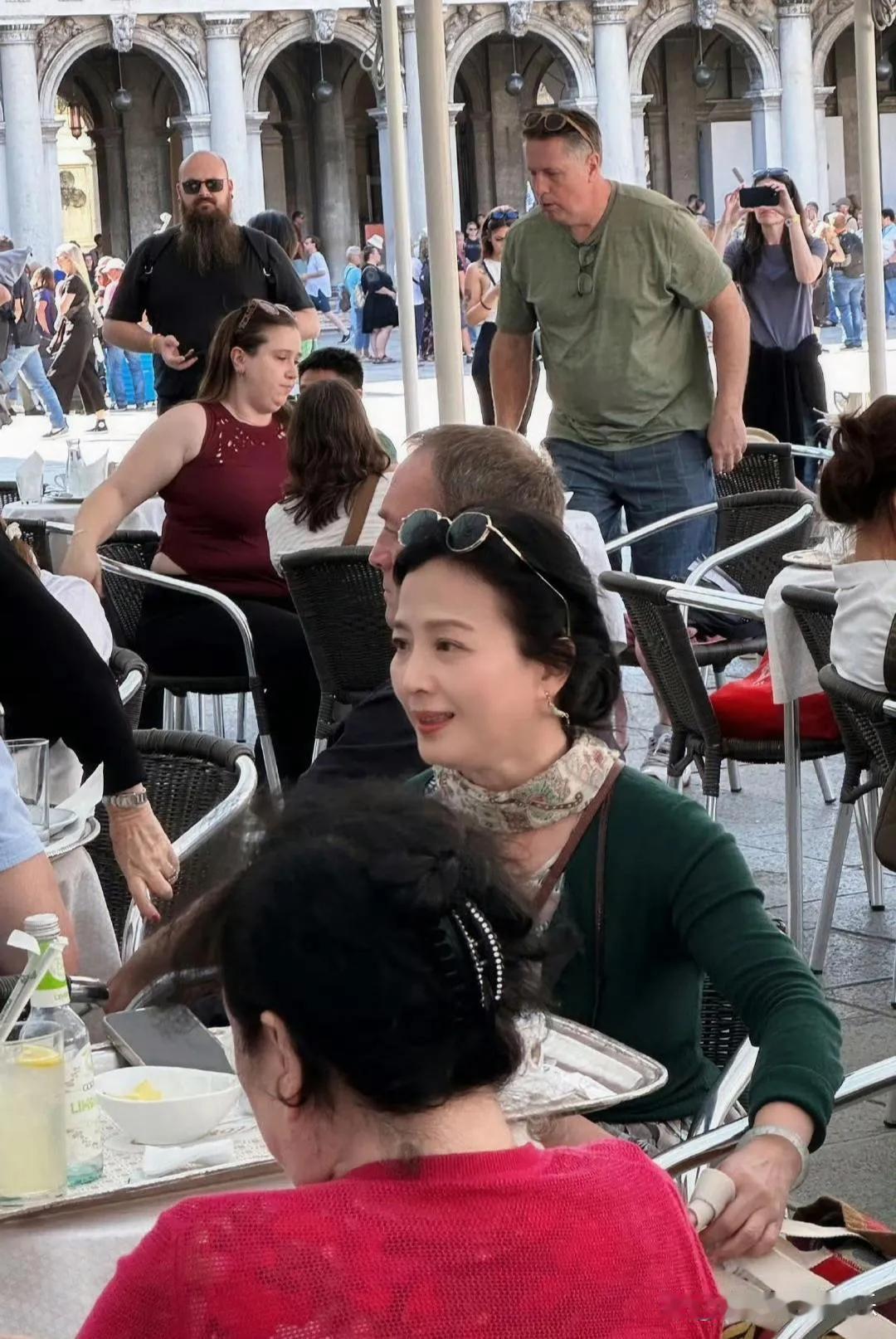 刘亦菲妈妈长这样，怪不得她说她是她们家最丑的一个。
不过刘亦菲胜在气质！