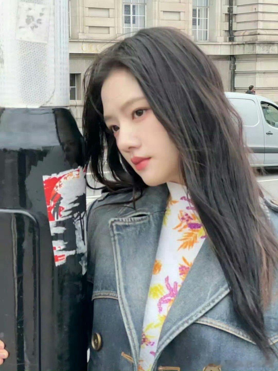 任敏 比例任敏G社生图黑长直配牛仔风衣，清冷高智感绝了！任敏亮相伦敦时装周Bur