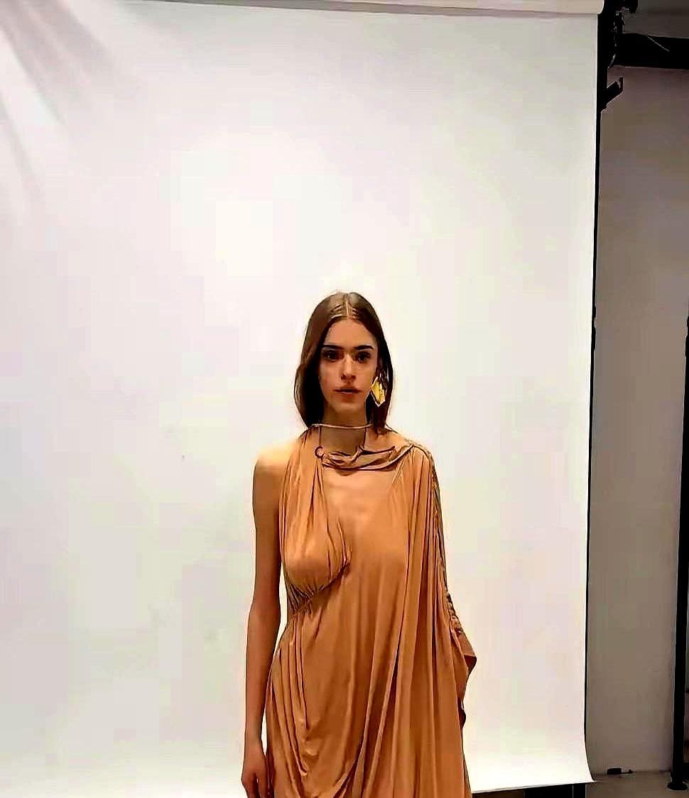 44岁的维卡·凯雷凯什，斯洛伐克人，脸熟，戏更熟。
 
她没往好莱坞挤，片约却排