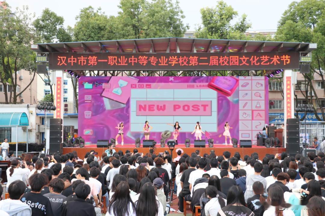 本次汇演分三个篇章层层递进。第一篇章”春启山河·少年逐光”以节气为引、以山河为境