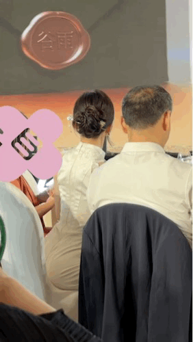什么才是一个女人的魅力?你应该很少见到这个角度的秦岚背影，旗袍衬得体态挺拔舒展，