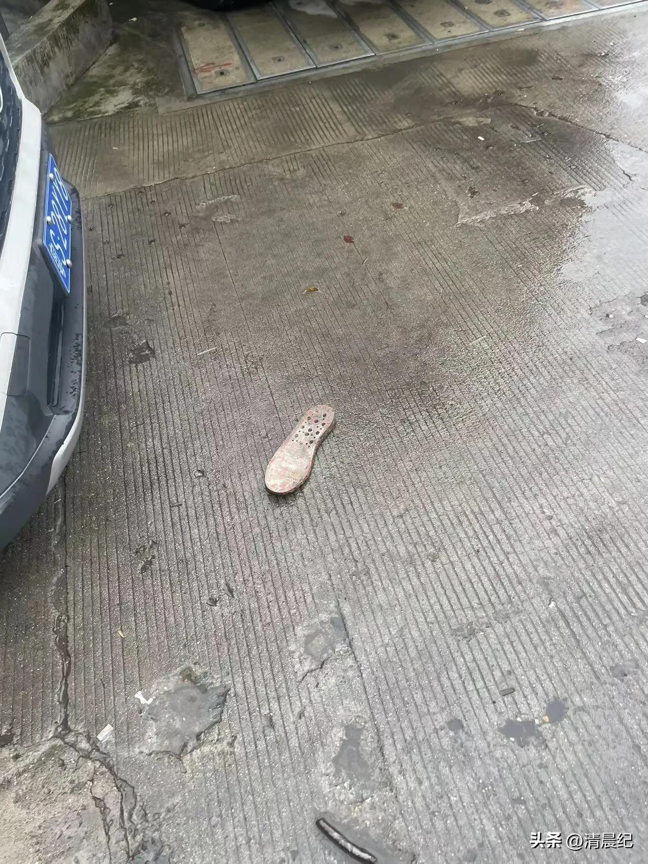 今天遇见一件非常倒霉的事情，而且非常尴尬。
事情是这样的，今天在去见客户的路上，