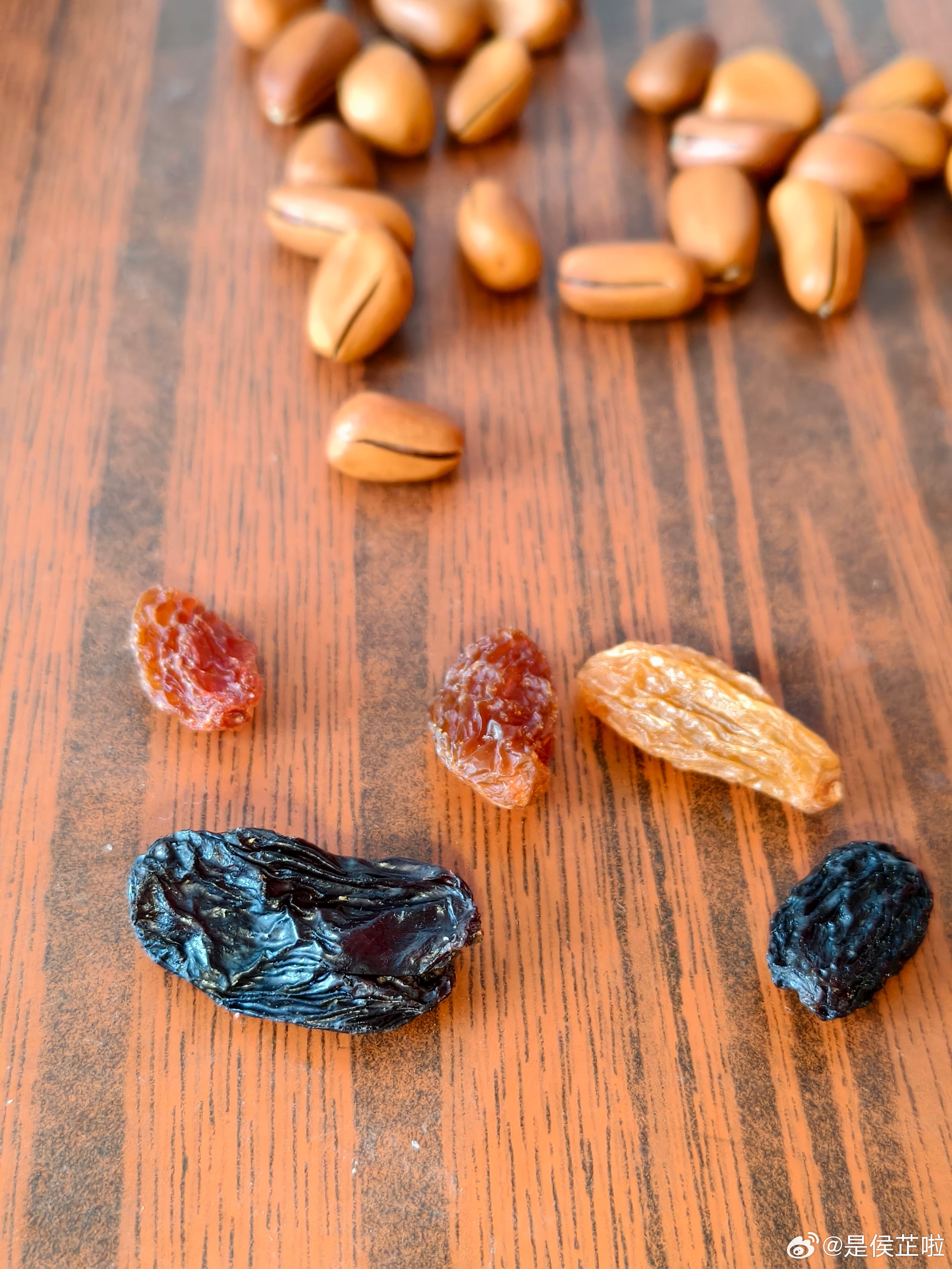 孩子起来啦照例先来一小把松子还有几颗葡萄干孩子现在已经把这个当成早起的惯例啦松子