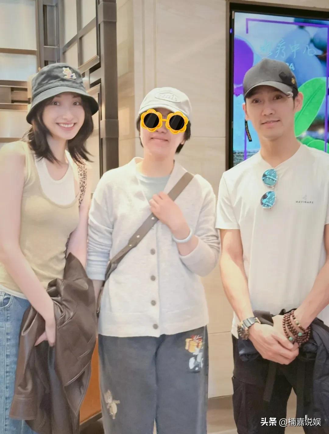 赵雅芝的小儿子黄恺杰和老婆汤畅，现身四川，夫妻俩的外形好般配啊！
清明假期期间，