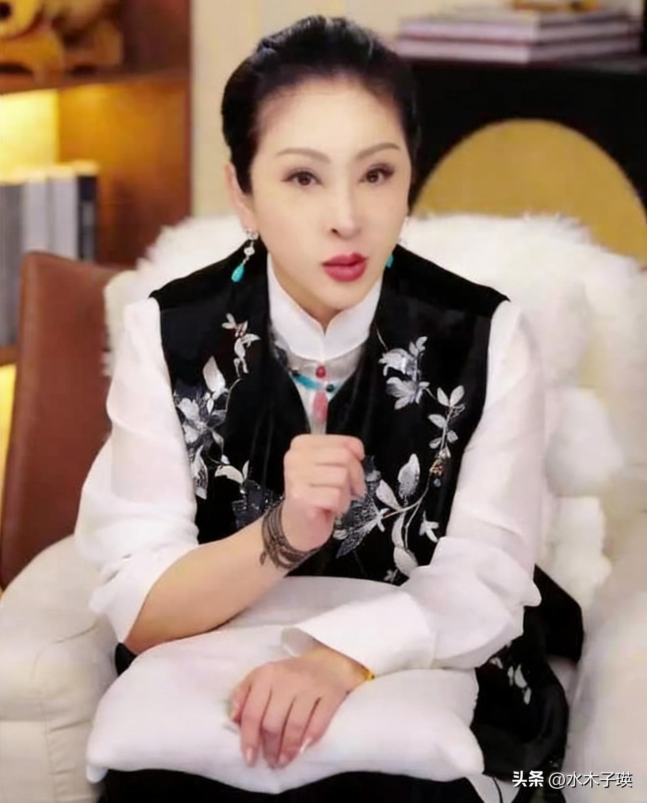 向太这一身，真的太会穿了！

一说到新中式马甲，都不知道怎么穿搭，很多人都怕穿得