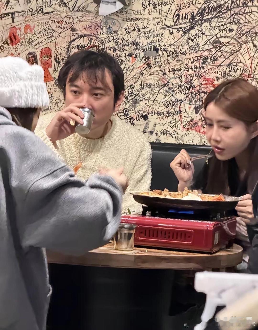 网友在韩‎国街头碰到了王思聪和金‌美娜一起吃饭，‍﻿俩人看着还挺‎熟，状‌‍态也