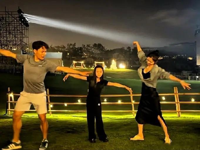 佟丽娅带小酒窝在三亚跳舞，她是真把她当女儿了！不愧是从小看着长大的孩子，就是不一