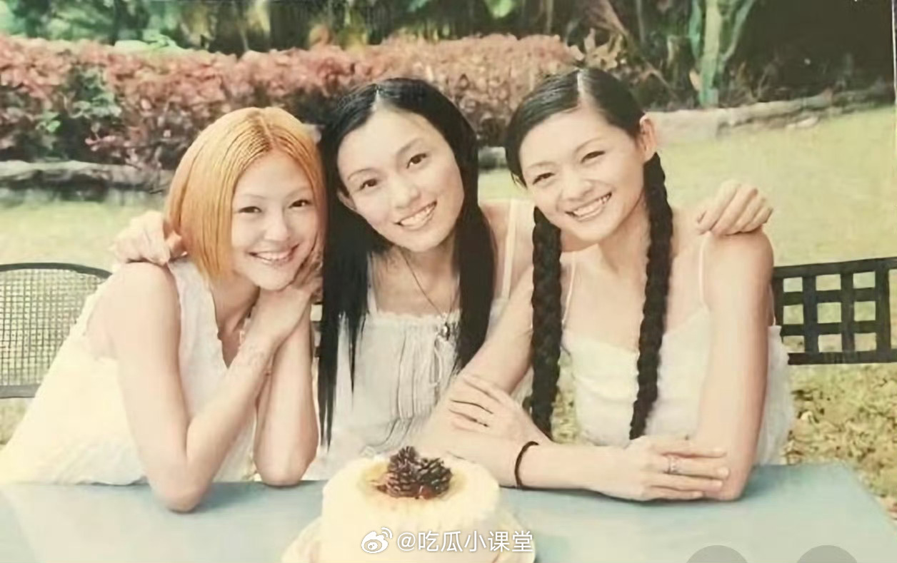 曝小S哭着去陈建州范玮琪家唉，昨晚看到小S那个新闻真的有点心疼她。录完节目喝多了