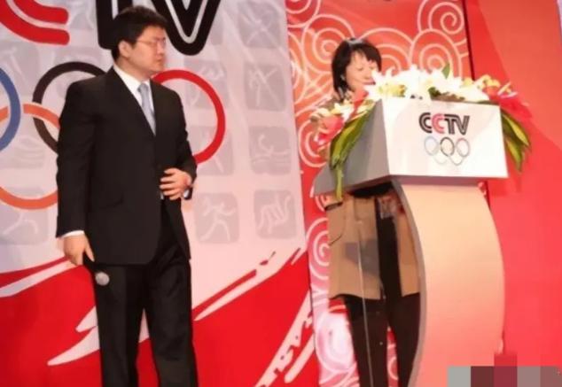央视主持人张斌，正在直播奥运新闻发布会时，他的妻子突然冲上台，拿起话筒就喊：“就