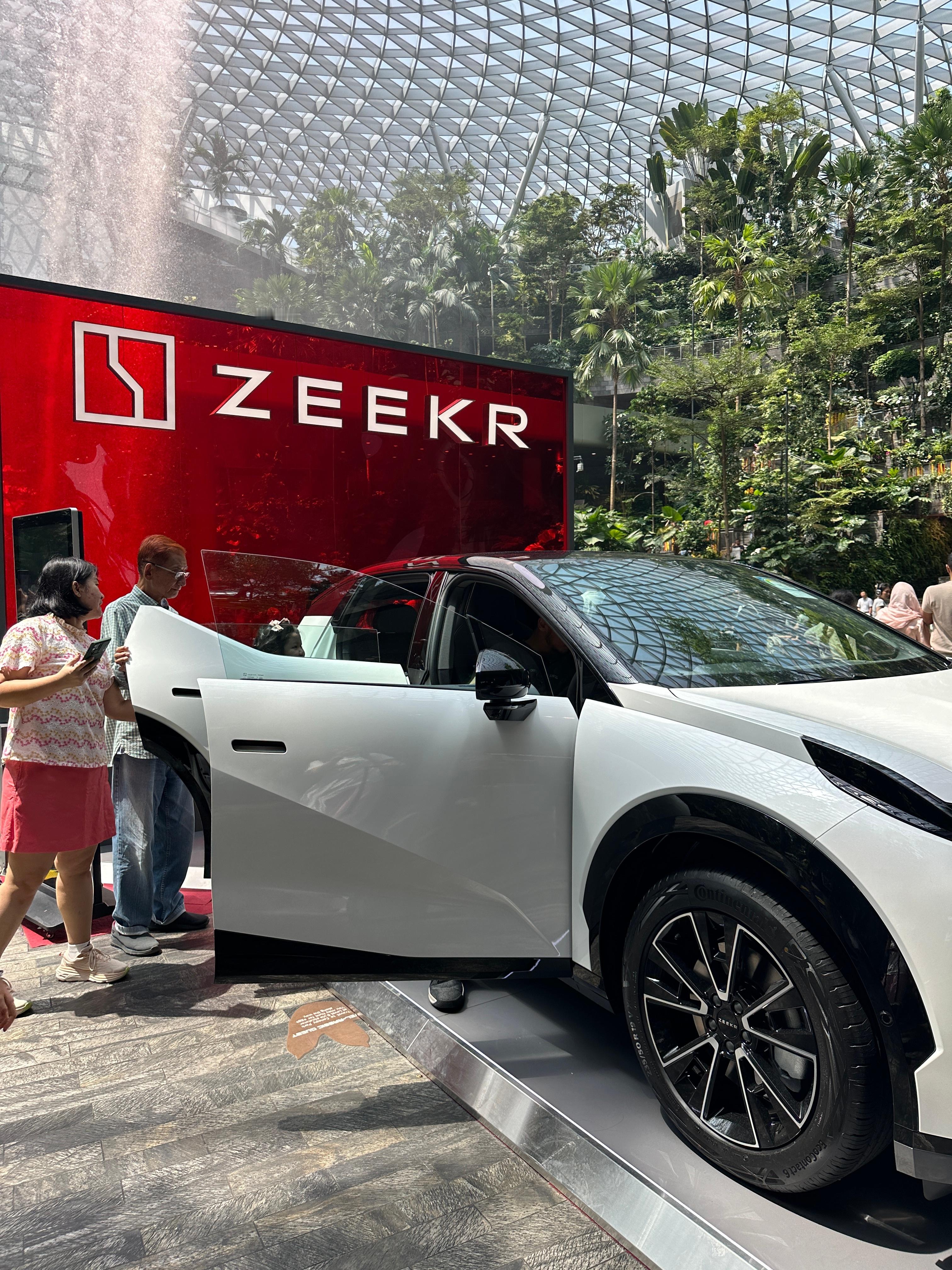在新加坡机场遇到了极氪ZEEKR X，和国内版本最大不同就是改为了右舵版本，国内