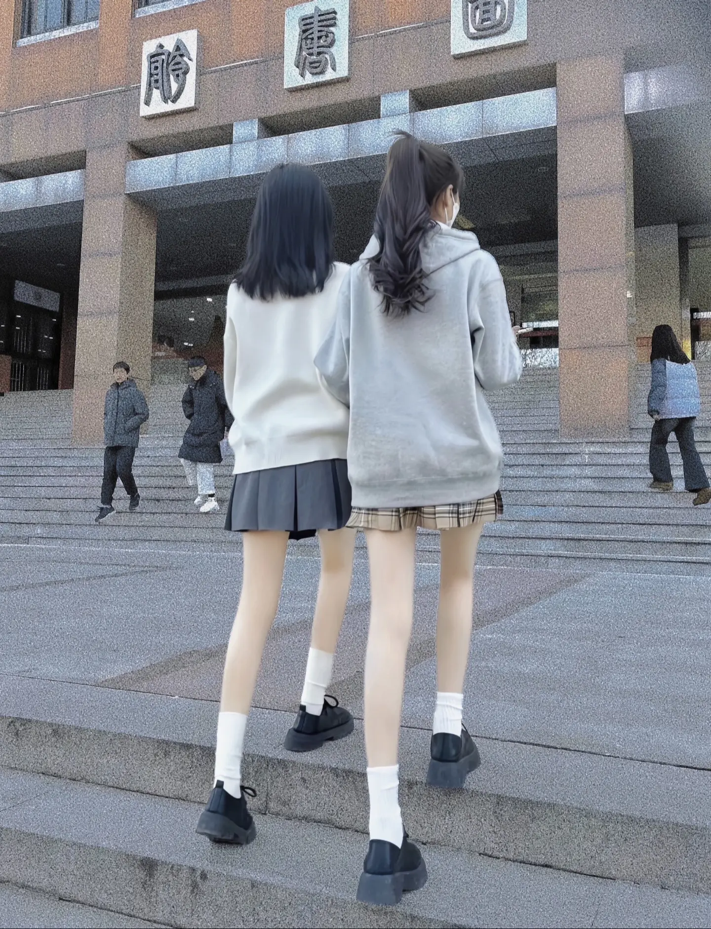 为什么都在模仿炮姐穿搭啊